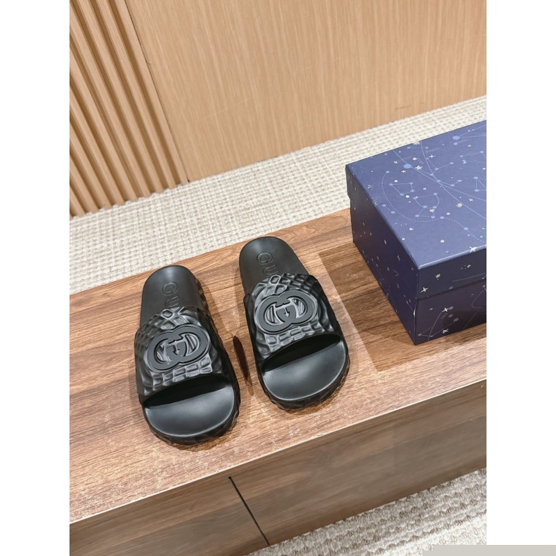 G*u*i slippers